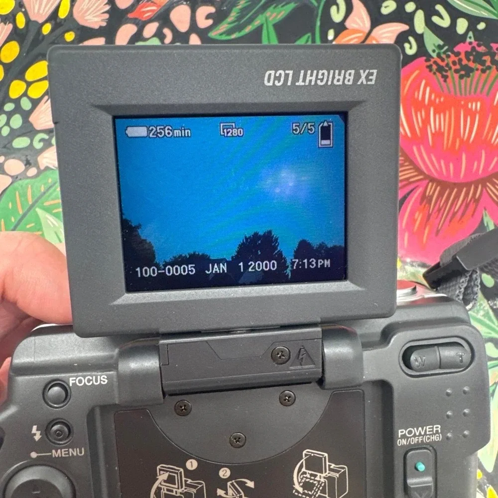 Sony Cyber-shot DSC-S30‎ Digital Camera – Compact Point-and-Shoot Camera